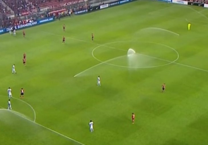 Usred utakmice prskalice na stadionu okupale fudbalere! (VIDEO)