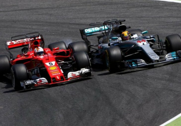 Hamilton slavio u Singapuru nakon havarije Ferrarija na startu i grabi ka tituli
