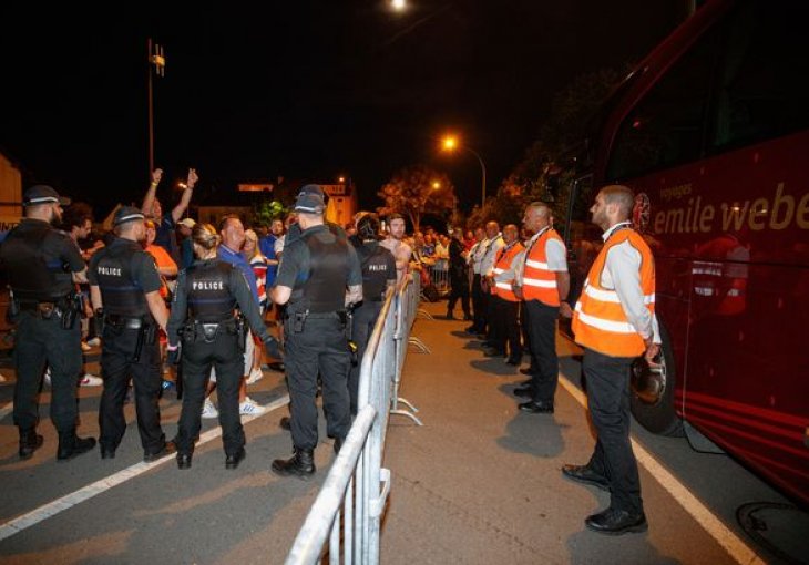 IZBJEGLI LINČ: Bijesni navijači Rangersa presreli autobus fudbalera, policija spriječila veliki incident!
