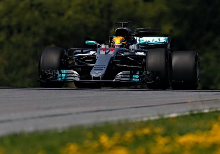 Hamiltonu pole position u dramatičnim kvalifikacijama, Ferrari potpuno podbacio