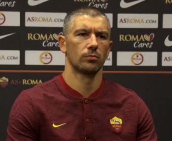 ZVANIČNO JE NOVI IGRAČ ROME: Kolarov na zvaničnom predstavljanju gledao klupskog novinara kao da će ga ubiti (VIDEO)