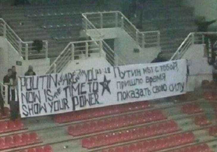 Huligani kijevskog Dinama brutalno gazili navijača PAOK-a: Skoro ga ubili zbog transparenta podrške Putinu