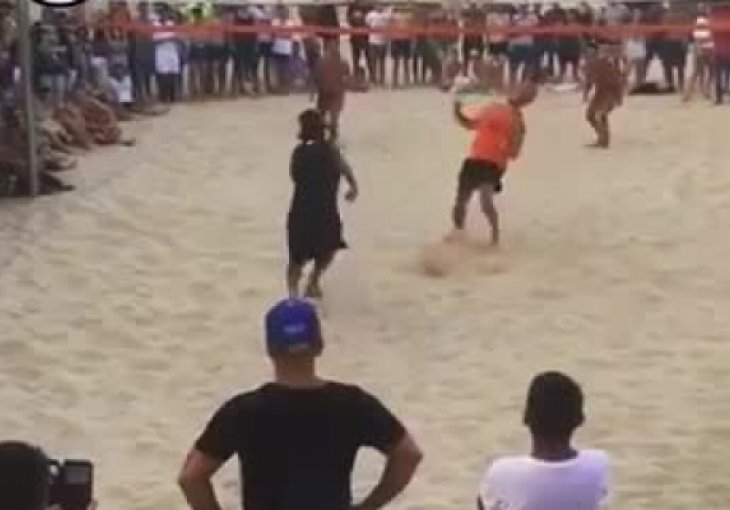 VIDEO KOJI JE DOSLOVNO ZAPALIO SVE Momci na plaži igrali fudbal, a onda je naišao genije