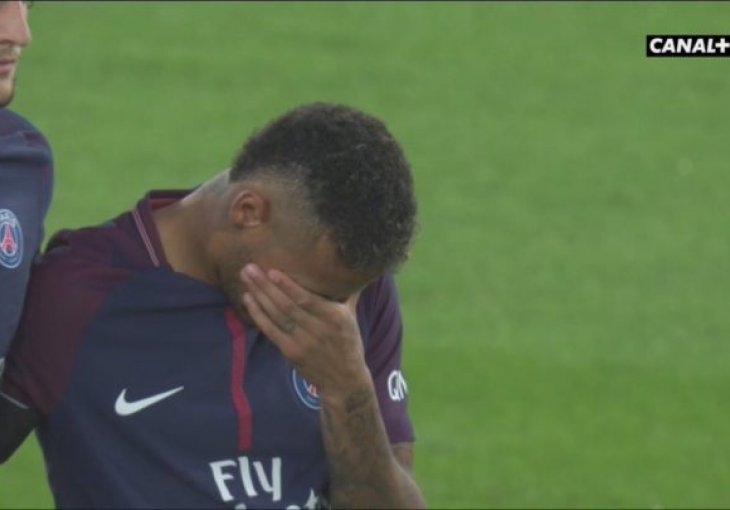 Video koji je sve ganuo: Neymar briznuo u plač tokom odavanja počasti 