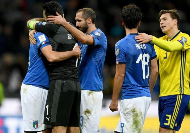 Nije ni čudo da su ispali: Ovako je izgledala klupa Italije sinoć, možda i jača od prvog tima