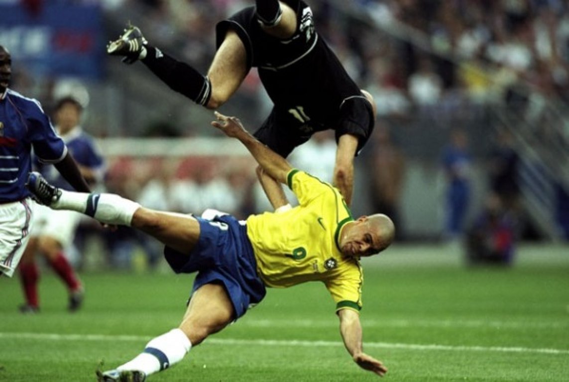 france-goalkeeper-fabien-barthez-collides-with-ronaldo-of-brazil-during-the-world-cup-final-at-the-stade-de-france-i-20-600x403