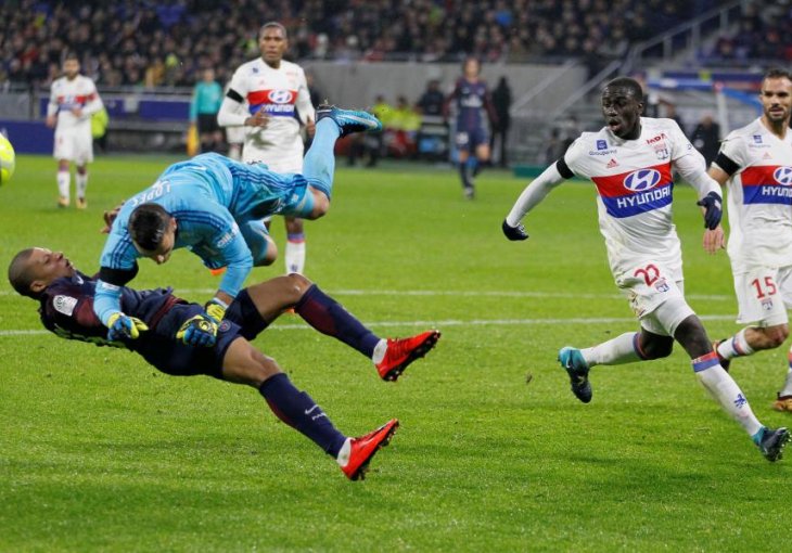 Francuska u nevjerici: Mbappé iznesen s terena nakon što ga je brutalno pokosio golman