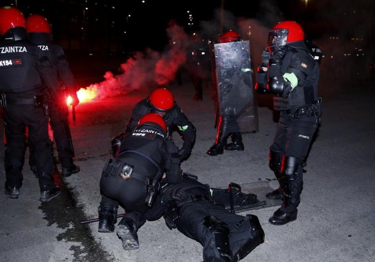 Haos u Bilbau: Tuča navijača Athletica i Spartaka, preminuo jedan policajac!