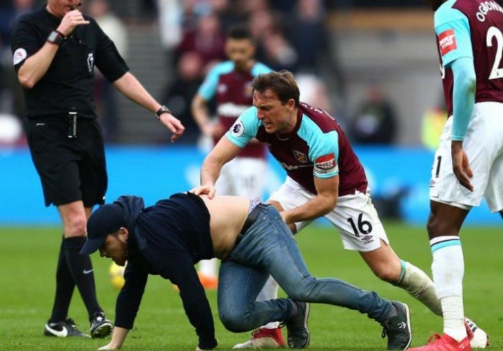 Nevjerovatne scene u Londonu: Kapiten West Hama tukao navijača na terenu!