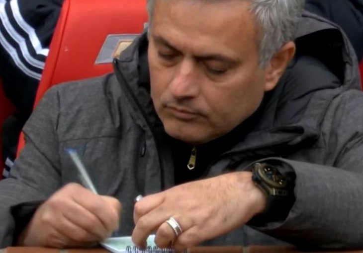 Procurilo:  Evo šta je to Mourinho pisao tokom meča sa Liverpoolom