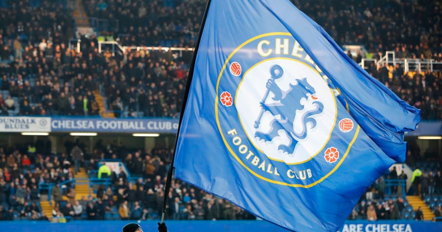 chelsea-fans-and-flag