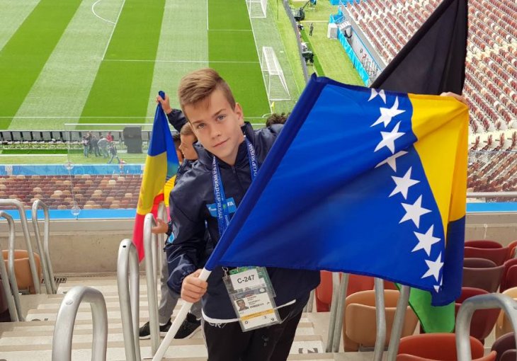 Aiman Šemdin nosi zastavu BiH na otvaranju Mundijala
