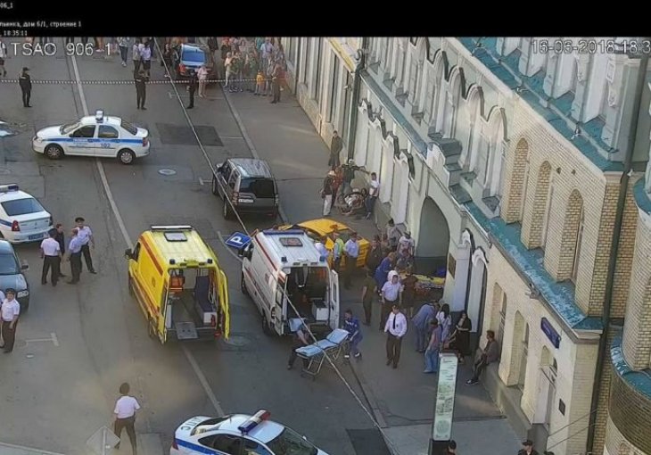 Taksi se zabio u navijače u centru Moskve 
