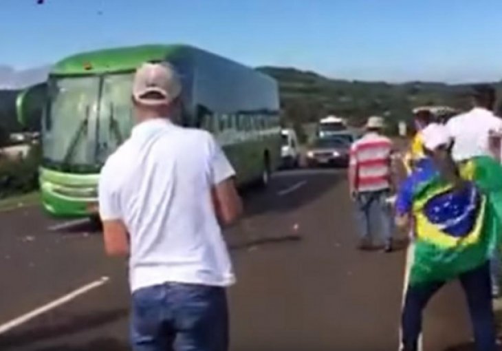 NEPRIJATELJSKI DOČEK ZA LJUBIMCE: Navijači kamenovali autobus s igračima Brazila!