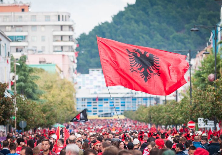 U sred slavlja Hrvata pojavila se albanska zastava: Pogledajte kako je završila