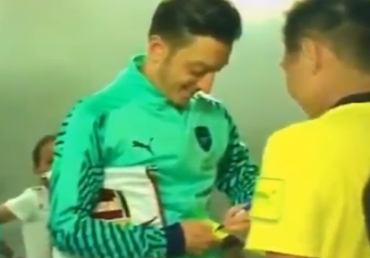I TO JE MOGUĆE Sudija u Singapuru tražio od Ozila da mu se potpiše na žuti karton (VIDEO)