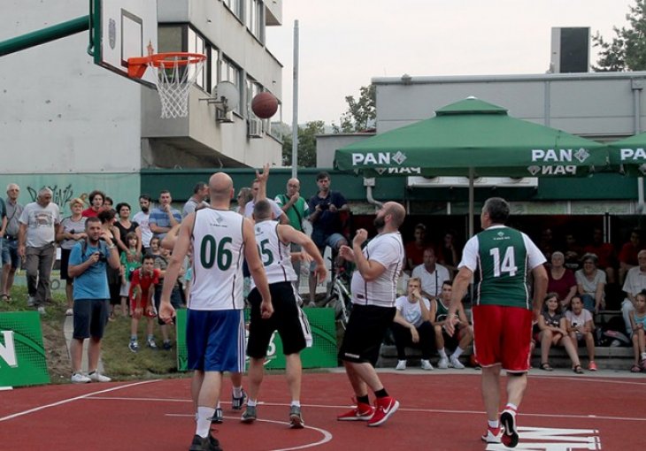 Tuzlaci obnovili košarkaško igralište skupljajući čepove od piva