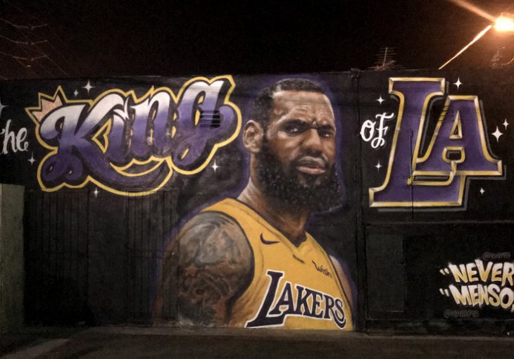Lebron James predstavljen u Lakersima: Kralj pozirao u novom dresu, navijači oduševljeni