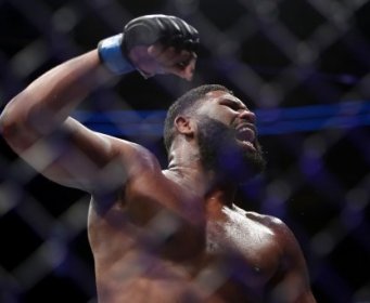 PETNAEST MINUTA IŽIVLJAVAO SE NAD SUPARNIKOM: Publika svjedočila MMA maltretiranju