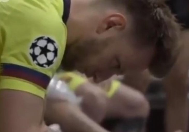 POJAVIO SE SNIMAK IZ BARSINE SVLAČIONICE: Messi sjedi pognute glave, TUŽAN