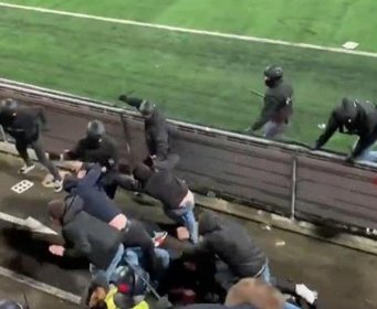 Haos u srcu Evrope: Navijači se tukli sa policijom, igrači spašavali živu glavu