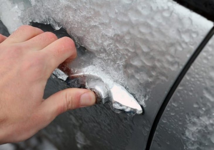 SAVJETUJU PRAGMATIČNI NIJEMCI: Šta učiniti kada vas ujutro dočeka zaleđena brava na automobilu ili zbog leda ne možete otvoriti vrata...