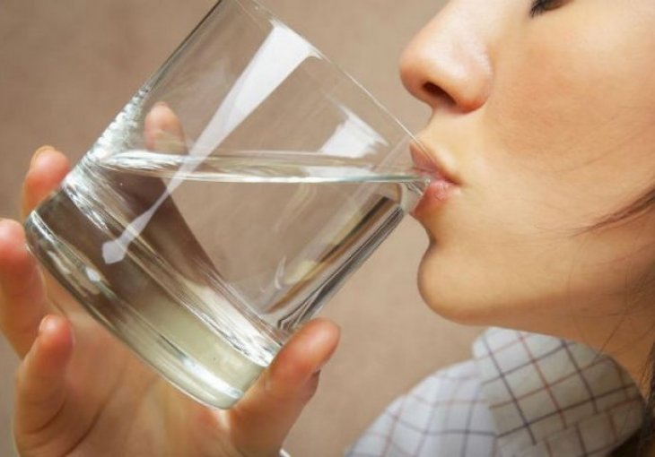 OBJAVLJENA PRECIZNA TABELA: Evo koliko vode dnevno morate piti prema svojoj težini