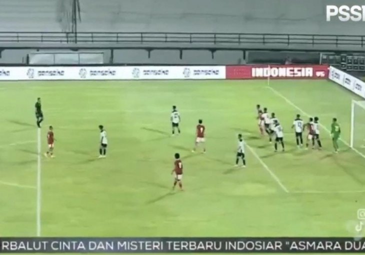 (VIDEO) Najluđi (auto)gol 2022. godine: Fudbaler Indonezije postigao pogodak direktno iz auta, priznat zahvaljujući kiksu golmana
