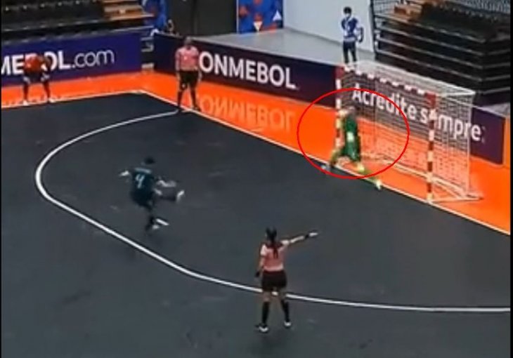 PENAL KAKAV JOŠ NIJE VIĐEN Futsaler pogodio golmana u glavu i doslovno ga unio u gol, ovaj se prevrnuo u mreži