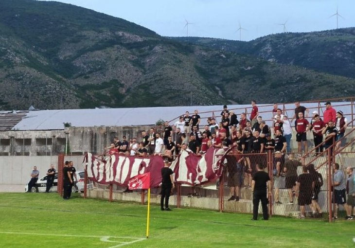 Navijači Sarajeva stigli na stadion Veleža nakon što su prvobitno vraćeni s ulaza u Mostar