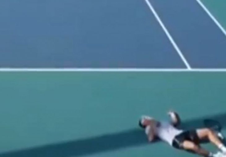 STRAŠNE SCENE NA MIAMI OPENU: Teniser se srušio, u kolicima ga iznijeli s terena (VIDEO)