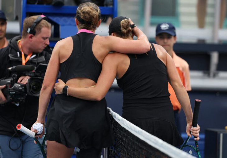 Poslije strašne tragedije, teniserka izašla u crnom na teren i slavila protiv najbolje drugarice (VIDEO)