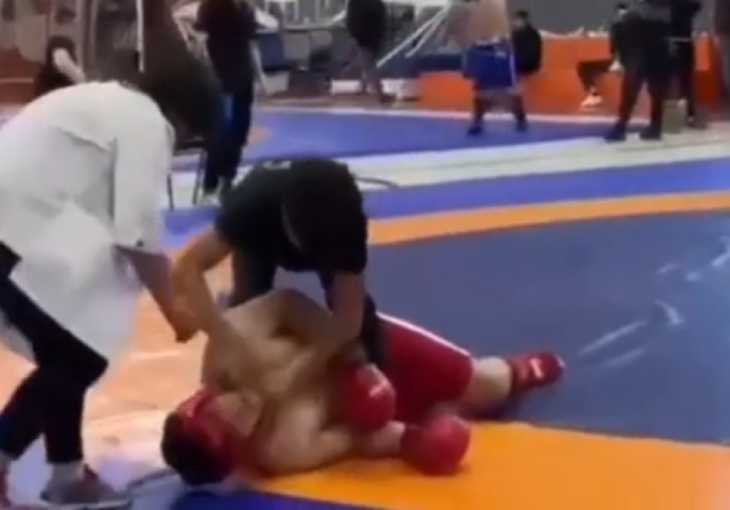 Sedamnaestogodišnji MMA borac preminuo tokom borbe (VIDEO)