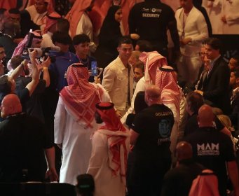 VELIKA ZVIJEZDA: Ronaldo stigao na bokserski meč stoljeća, izazvao je veliku pažnju Saudijaca