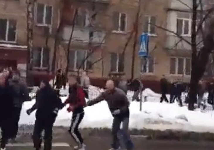 Opšta tuča navijača na ulicama Moskve