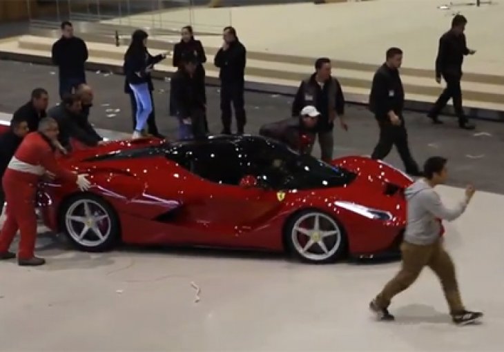 Ferrari od miliona dolara kući 