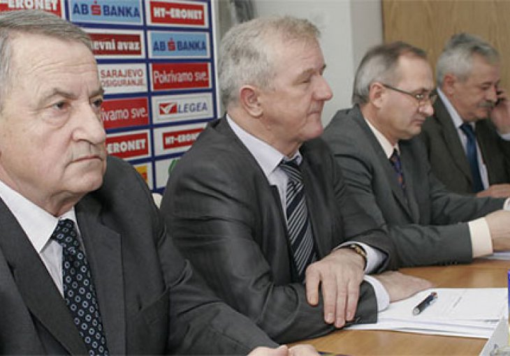 Riba je, ipak, smrdjela od glave