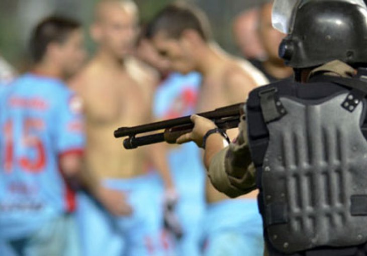 Igrači Arsenala napali do zuba naoružane policajce