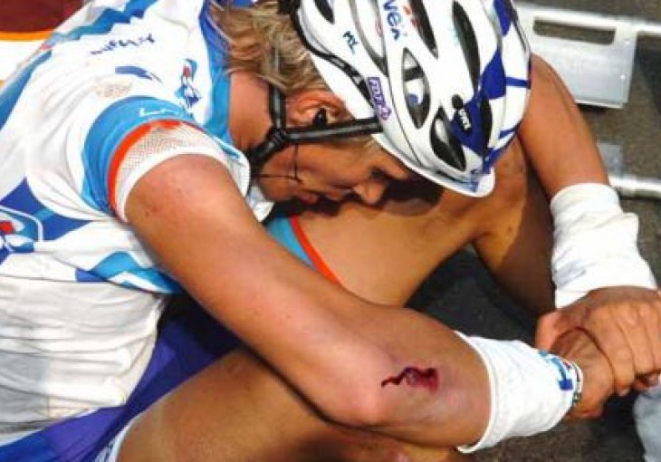 Biciklist se zabio u saobraćajni znak