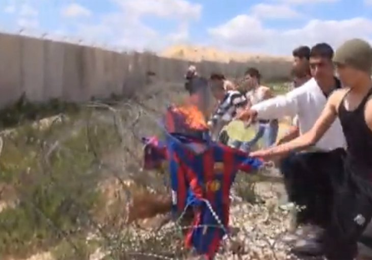 Mladi Palestinci spaljuju dresove Barcelone