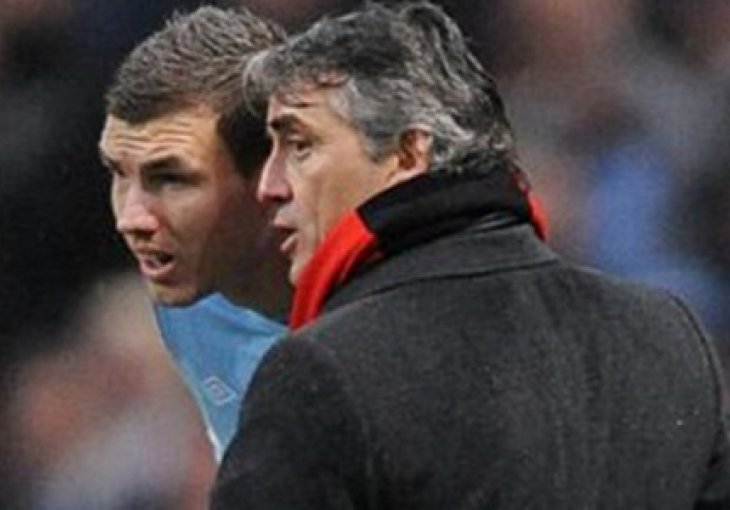 Mancini rotacijom pokazuje izlazna vrata Edinu Džeki