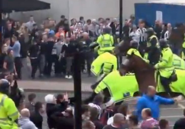 Huligani Newcastlea flašama nasrnuli na policiju