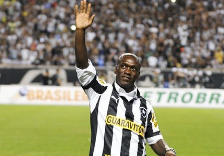 Seedorf dribla, a da pri tome ne dira loptu 