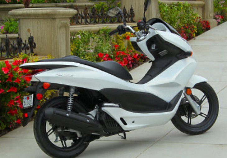 Honda PCX na 100 km troši tek dva litra