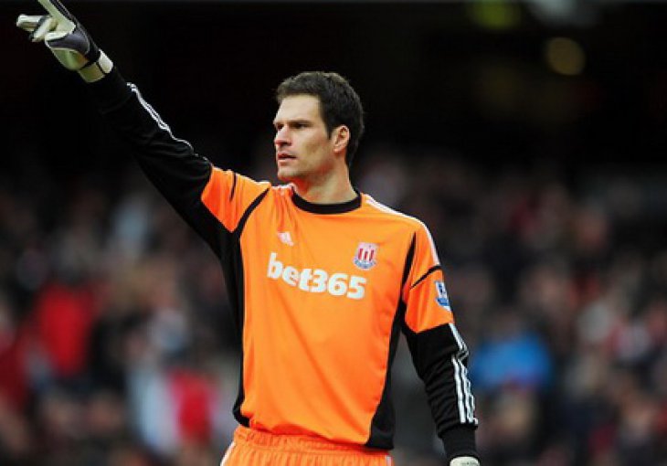 Asmir Begović u vrhu, Stoke na dnu