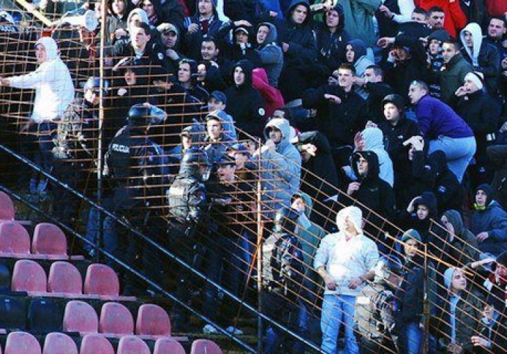 Tražili su od policije do puca u zrak