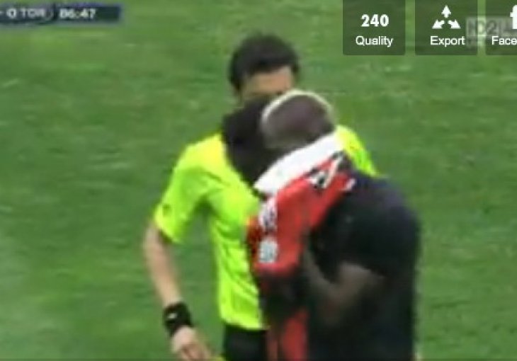 Oteo sudiji karton i pokazao ga Balotelliju