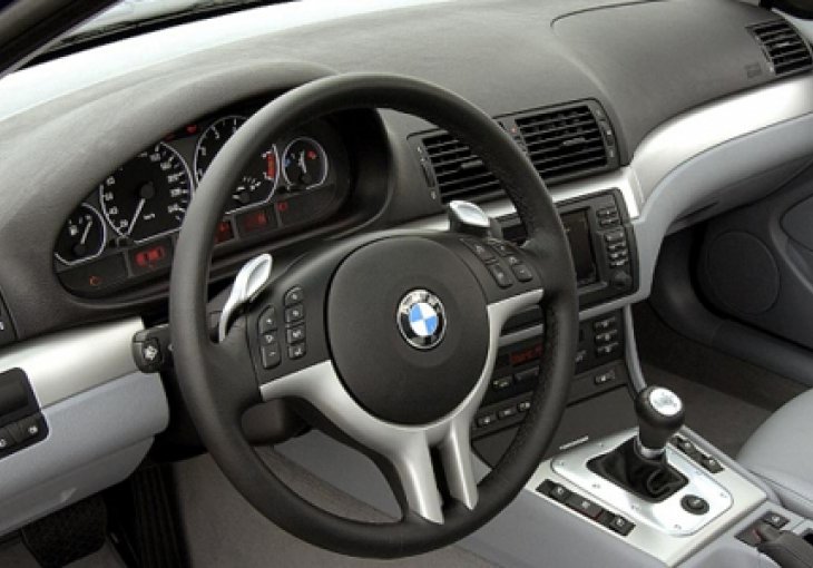BMW povlači 220.000 