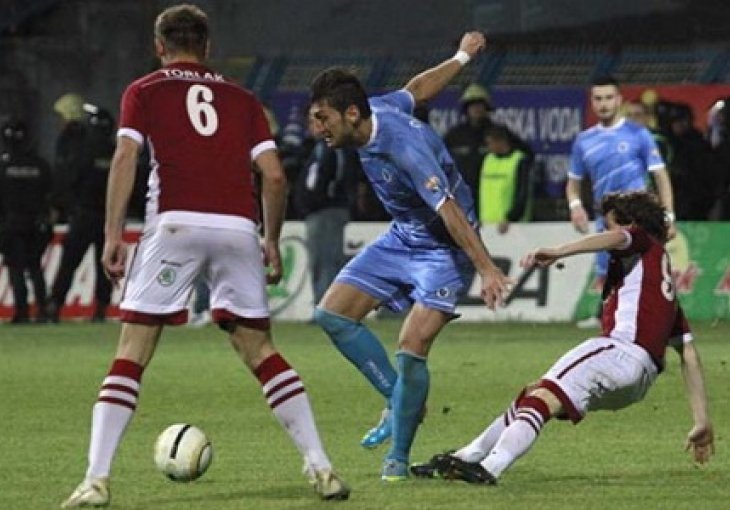 Derbi sa više vatre na tribinama nego na terenu