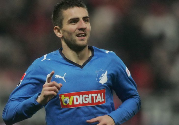 Treći je strijelac lige, u izboru je za igrača kola, a zove se Vedad Ibišević